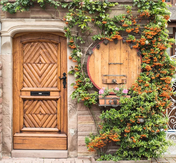 Ξύλινη πόρτα, διακοσμημένο με λουλούδια — Φωτογραφία Αρχείου