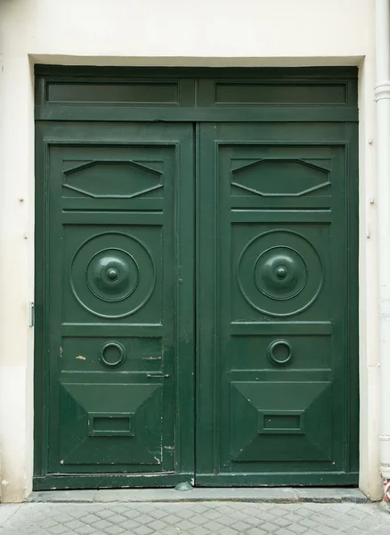 Velha porta de madeira verde — Fotografia de Stock