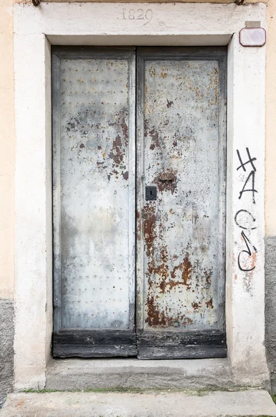 Velha porta de metal enferrujado — Fotografia de Stock