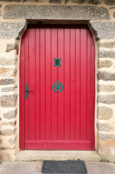 Красная деревянная дверь — стоковое фото