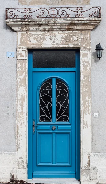 Mavi eski ahşap kapı — Stok fotoğraf