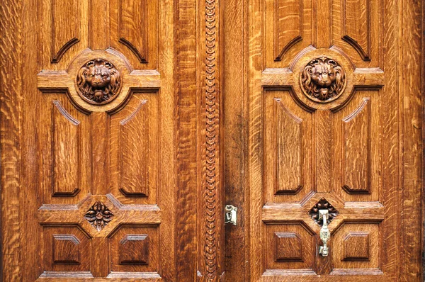 Старая дверь украшена рельефом — стоковое фото