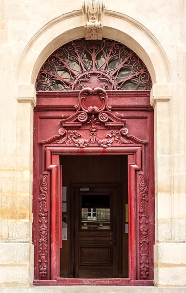 Porta decorata rossa — Foto Stock