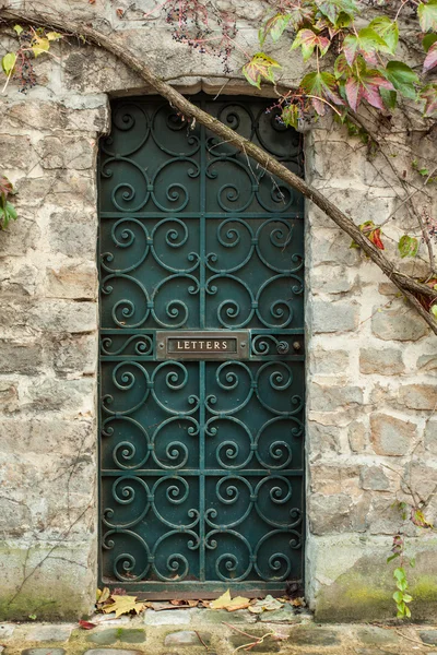 Mavi eski metal kapı — Stok fotoğraf