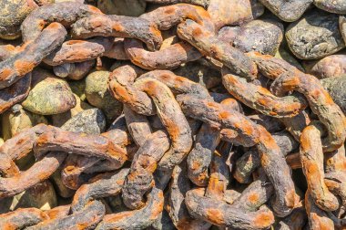 Deniz suyu tarafından aşınmış paslanmış zincirleri