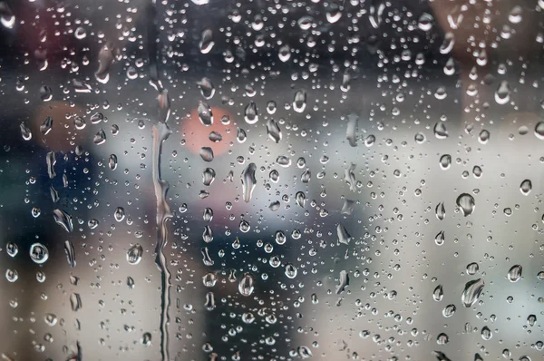 Su bardağa düşer.