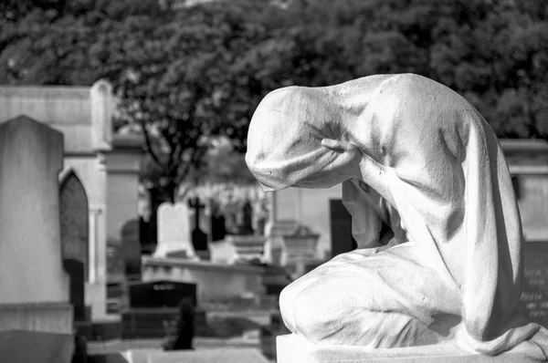 Statue of weeping woman — Stock Photo, Image