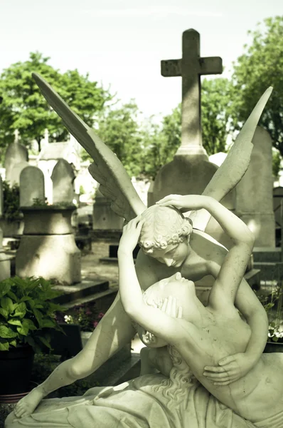 Socha anděla při pohledu na umírající dívku — Stock fotografie