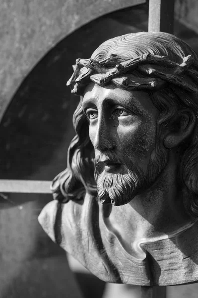 Estatua de Jesús sobre una tumba — Foto de Stock