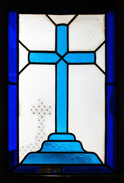 ガラス窓の青い十字 — ストック写真