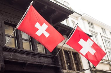 İsviçre bayrakları sallayarak ben 