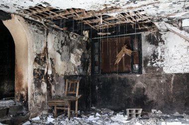 Terk edilmiş eski iç yandı