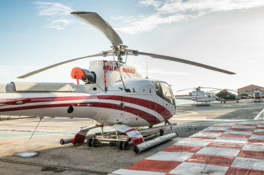 Denizden plat form üzerindeki bir helikopter