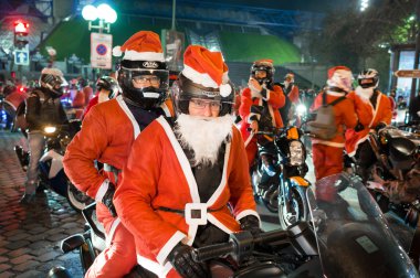 Motosiklet binici Noel Baba kılığına girmiş