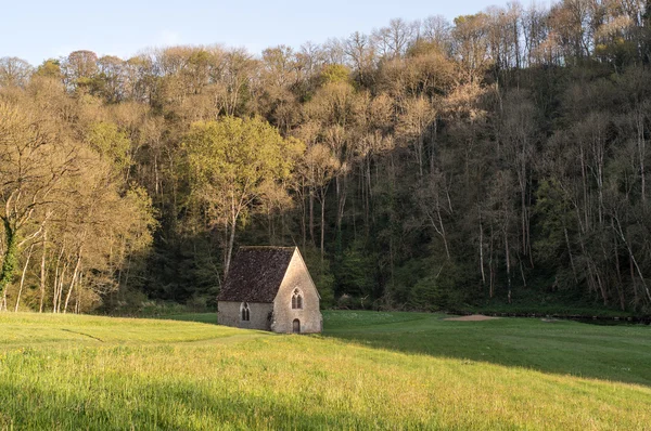 Petite chapelle sur la pelouse — Photo