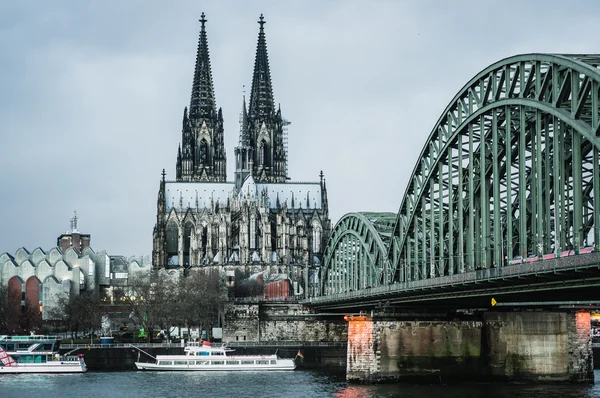 Jembatan Hohenzollern dan katedral — Stok Foto