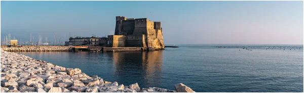 Castel dell 'ovo spiegelt sich im Wasser — Stockfoto