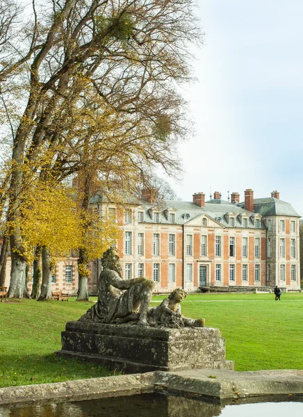 Oude standbeeld in park — Stockfoto