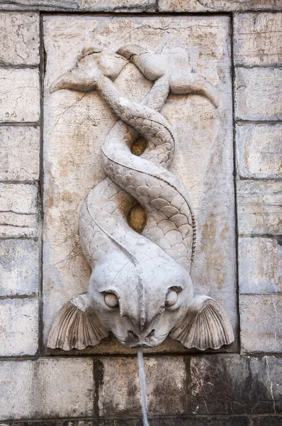 Старый фонтан, образованный двумя рыбами — стоковое фото