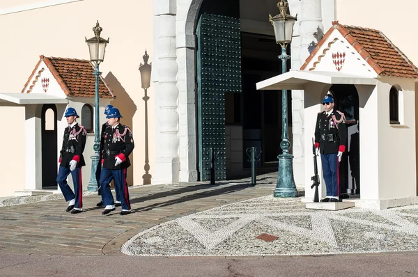 Los guardias del palacio en la parte delantera del palacio — Foto de Stock