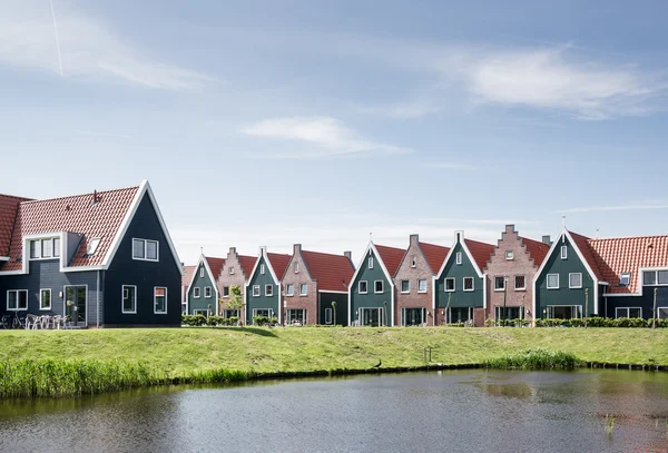 Neue Häuser in der idyllischen Landschaft — Stockfoto