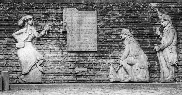 Reliëfs op een bakstenen muur — Stockfoto