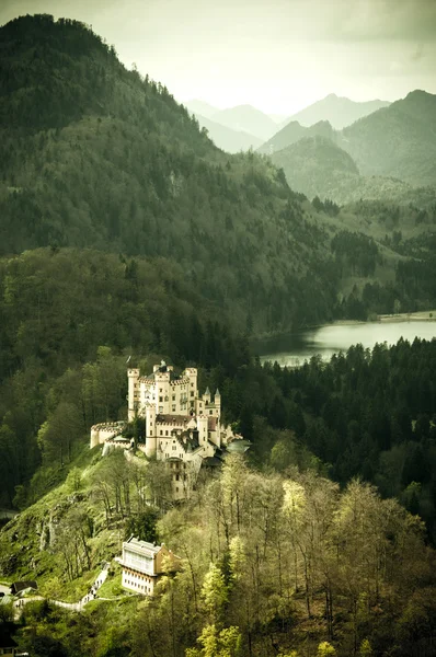 Castillo de Hohenschwangau en los Alpes bávaros — Foto de Stock