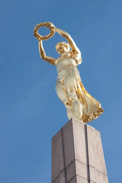 Monument du Souvenir sur la place de la Constitution — Photo