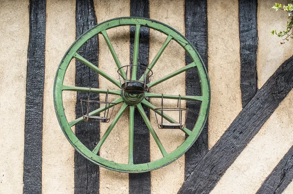 Roda de madeira verde do vagão — Fotografia de Stock