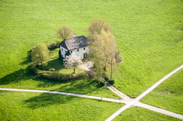 녹색 풀밭에 고립 된 집 — 스톡 사진