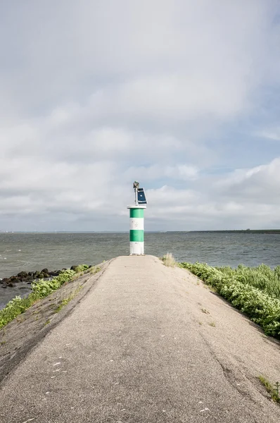 Farol no dique na Holanda — Fotografia de Stock