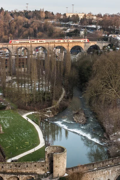 Поїзд проходить Люксембург міст — стокове фото