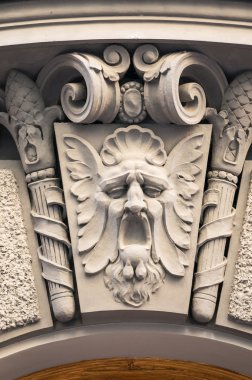 Kapıyı yukarıda eski heykel