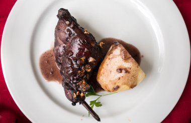 tavşan ayağı ile kırmızı şarap ihtiva eder.