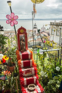 Bir bahçe dekore edilmiş bir sunak