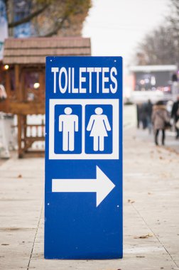 Champs Elysees caddesi üzerinde tuvalet işareti
