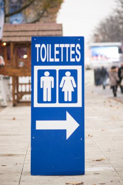 Champs Elysees caddesi üzerinde tuvalet işareti