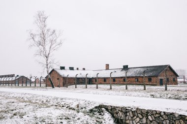Toplama kampı kar kaplı 
