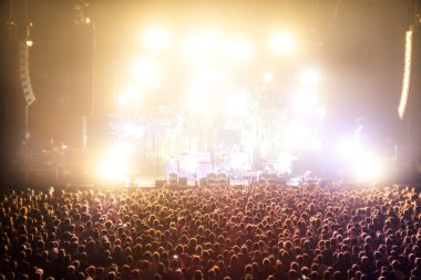 Bir rock konserinde tezahürat kalabalıklar