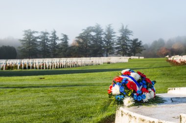A bohça-in Douaumont mezarda çiçeklenir