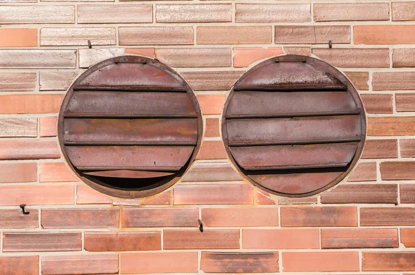 Ventanas redondas bloqueadas por cubiertas —  Fotos de Stock