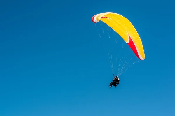 Parapente flutuando acima da colina — Fotografia de Stock