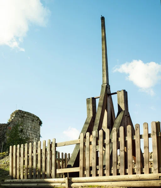 Medieval catapult in Dourdan — Stock Photo, Image