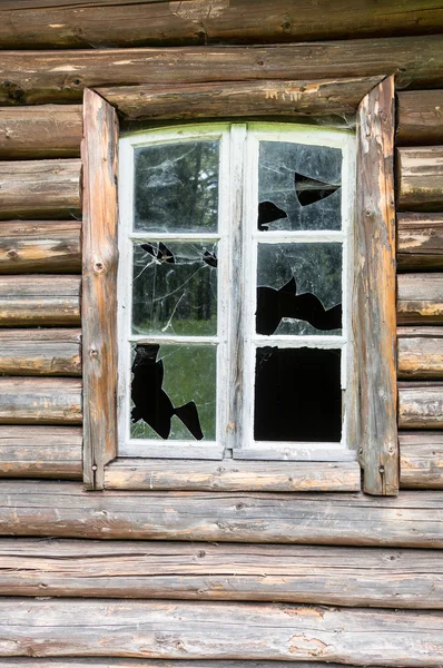 Rozbite okno chaty — Zdjęcie stockowe