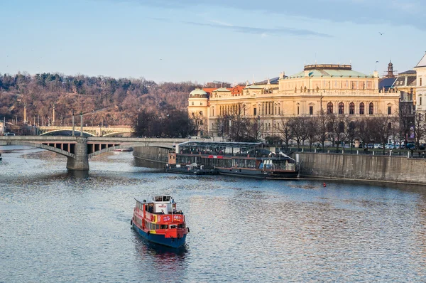Valtava Nehri üzerinde bir gemi