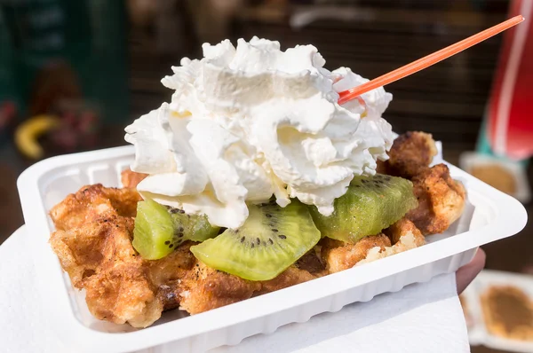 Kivi ve krema ile waffle