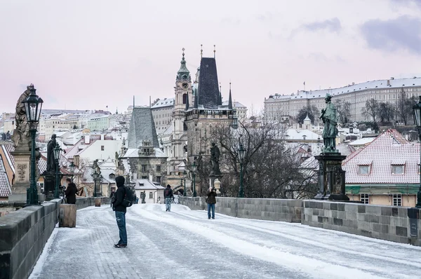 Personas en el puente Charles en Praga — Foto de Stock