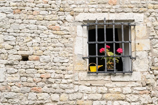 Pequeña ventana decorada con flores — Foto de Stock