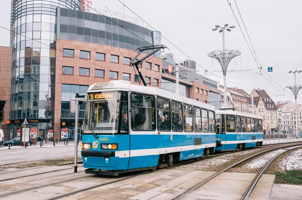 Μπλε τραμ στον δρόμο του Wroclaw — Φωτογραφία Αρχείου