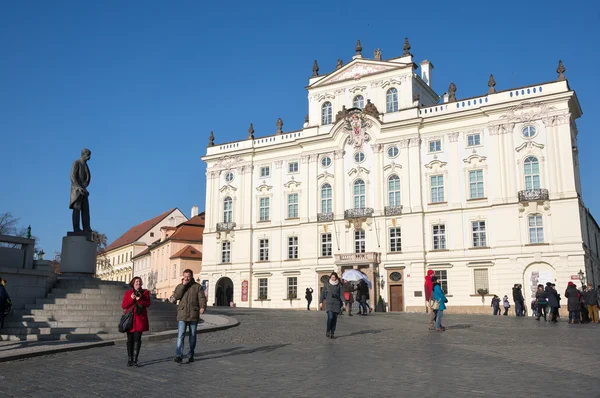 Emberek a Arcibiskupsky palota — Stock Fotó